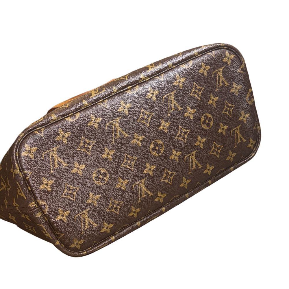 Louis Vuitton Monogram Neverfull MM Bag - Picture 9 of 12